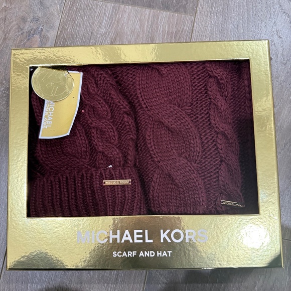 New✨Michael Kors Burgundy Scarf and Hat Set Brand New in Gift Box ✨ - Picture 3 of 4